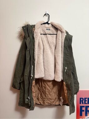 Abercrombie & Fitch Olive Green Parka with Cream Faux-Fur Lining